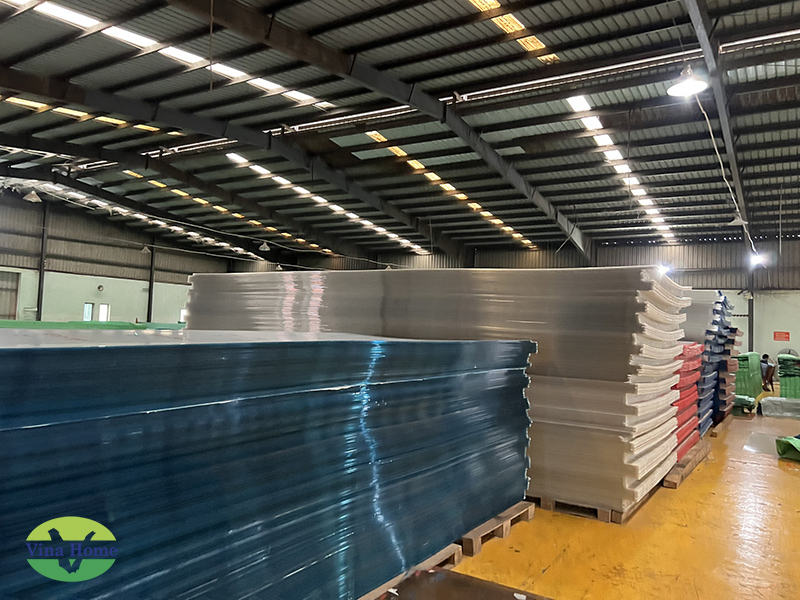 Tấm poly rỗng 5mm xếp kiện trong kho Vinahome.