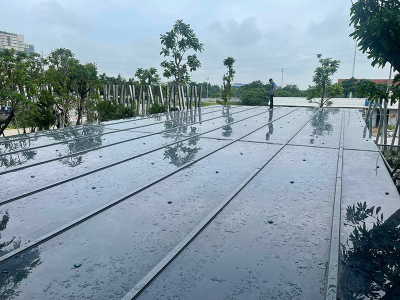 Tại sao mái che nên sử dụng tấm Polycarbonate thay kính cường lực?